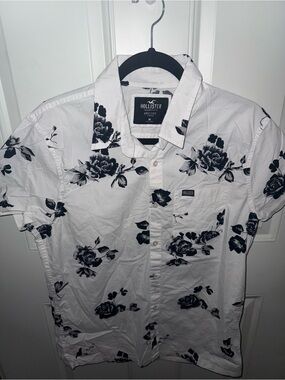 Hollister White Short-Sleeve Button-Down Shirt with Black Floral Print